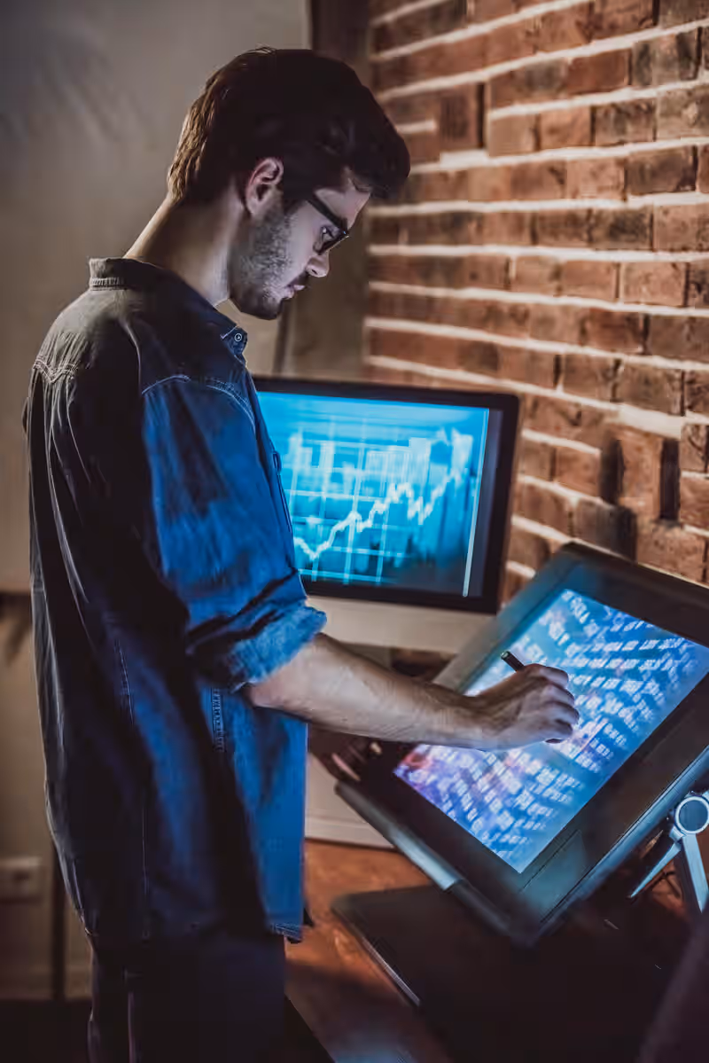 fondo persona tocando pantalla